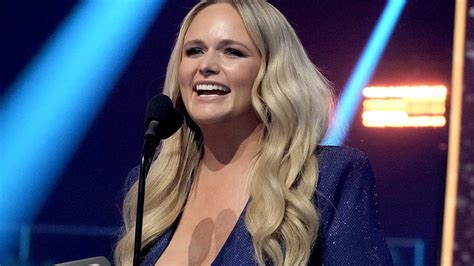 Miranda Lambert risks wardrobe malfunction in daring。